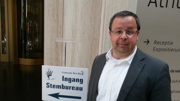 Sander Terphuis bij het stembureau Den Haag